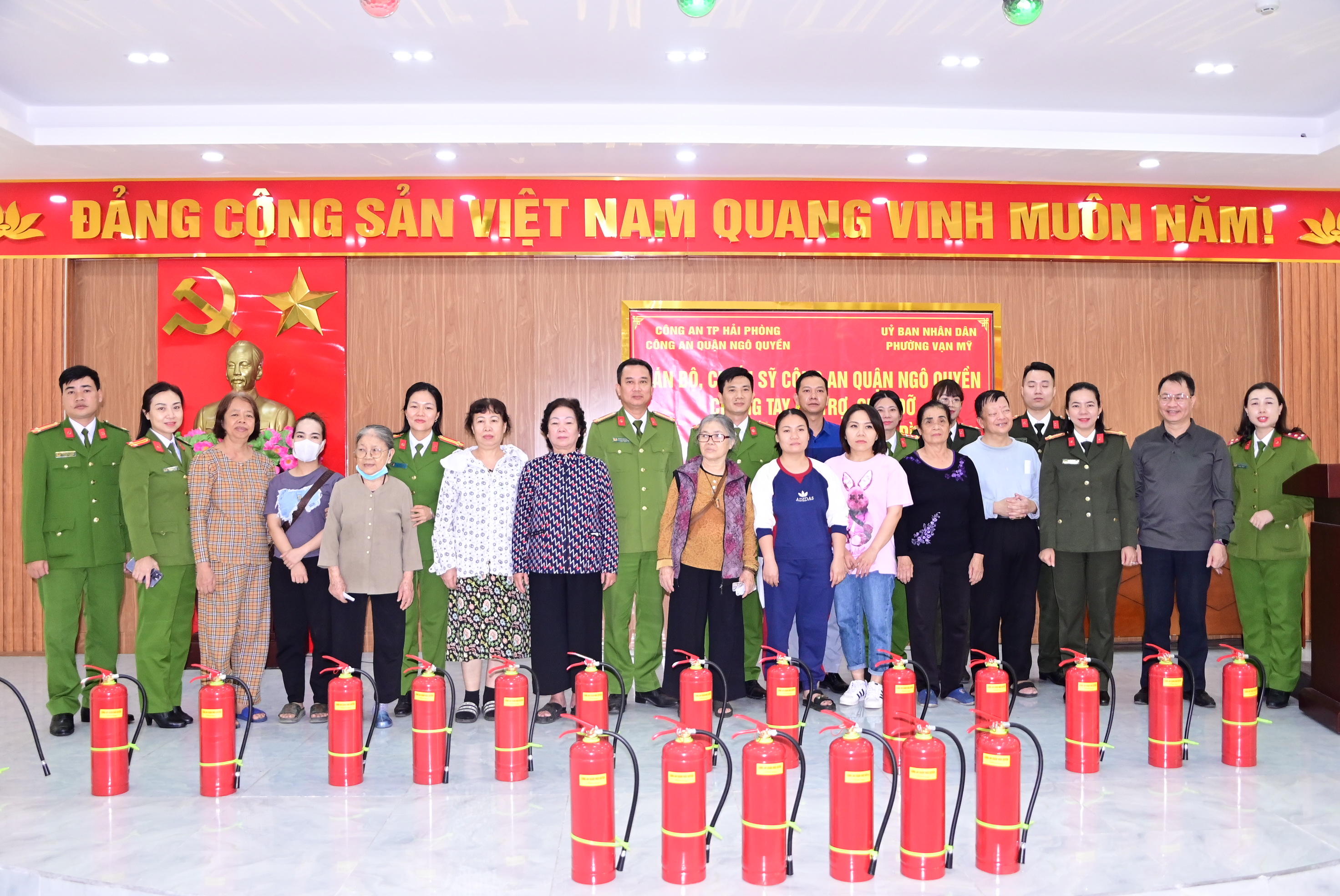 Công an quận Ngô Quyền: Tặng 600 bình chữa cháy cho các hộ cận nghèo, hoàn cảnh khó khăn